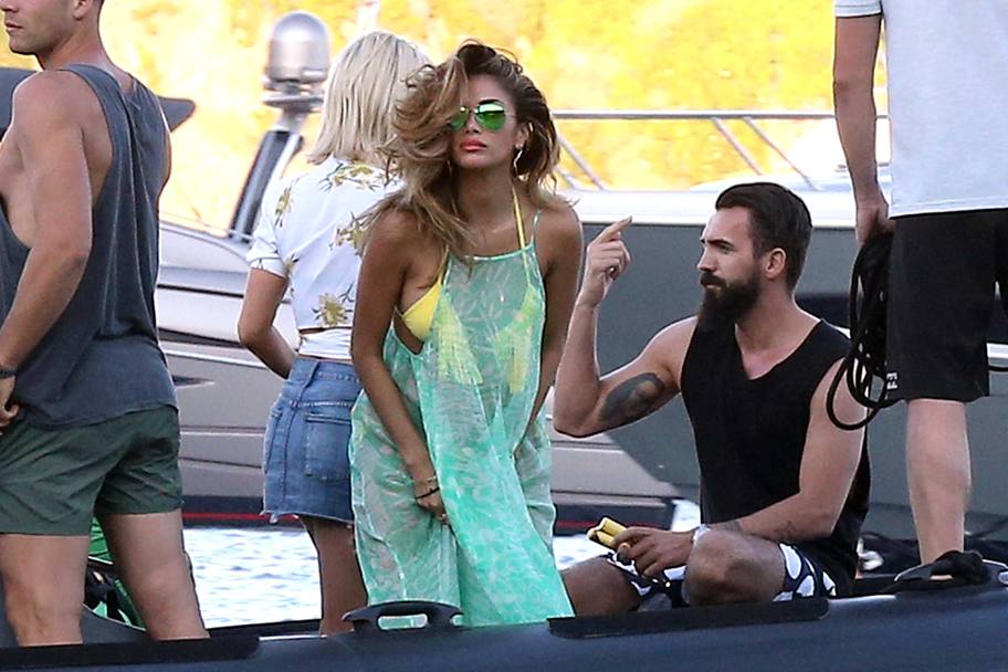 Dopo la separazione dal campione di Formula 1 Lewis Hamilton, Nicole Scherzinger trascorre alcuni giorni di vacanza con amici nell&#39;isola greca di Mykonos (Olycom)